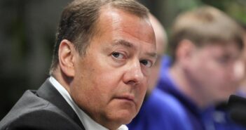 Дмитрий Медведев стал главным редактором новых учебников по обществознанию