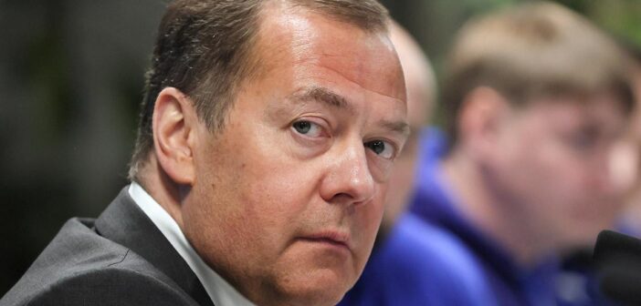 Дмитрий Медведев стал главным редактором новых учебников по обществознанию