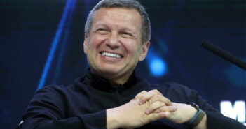 Роскомнадзор начал проверку «России 1» после оскорблений Соловьева в адрес Виктории Бони