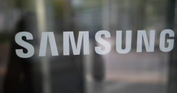 Samsung принудительно переводит владельцев Galaxy на сервисы Google и стирает архивы