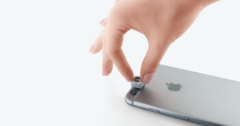 Эксперты подтвердили, что вспышка смартфона может прожечь одежду и пластик