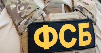 ФСБ разрешили проверять смартфоны на границе, за отказ - штраф или арест
