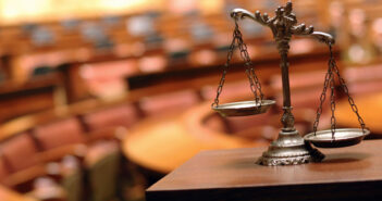 Cуды в России начали массово штрафовать за неприличные жесты