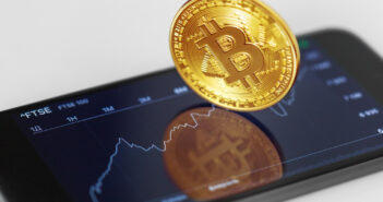 Bitcoin улетел выше $77 000, крипторынок сошел с ума