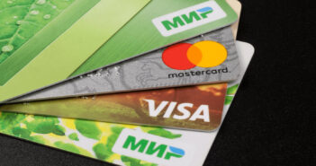 ЦБ РФ потребовал полного ухода Visa и Mastercard из России