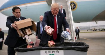 Трамп и его чиновники от страха выбросил в Китае все подарки