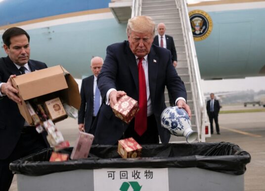 Трамп и его чиновники от страха выбросили в Китае все подарки