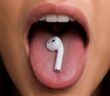 Девушка по ошибке проглотила AirPods вместо таблетки