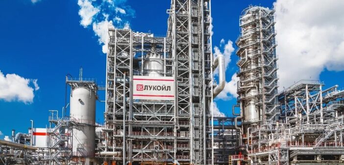 Нефтеперерабатывающий завод НОРСИ остановился после удара: что происходит с бензином