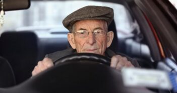 МВД не будет останавливать пожилых водителей на дорогах