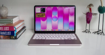 Россияне массово скупают MacBook Neo и iPhone