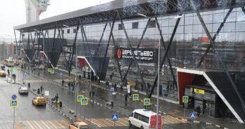 В аэропортах Москвы задержали 574 рейса из-за атаки дронов