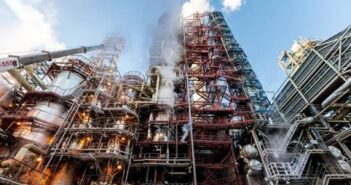 Пожар на Тюменском НПЗ после падения беспилотника: что известно