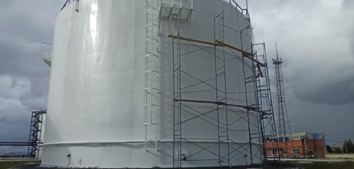 После ночной атаки БПЛА вспыхнули нефтебазы