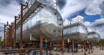 Нефтепереработка в России сократилась: что теперь будет с бензином