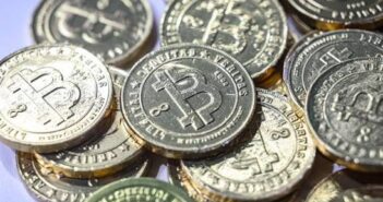 Криптовалюту в России разрешили покупать официально