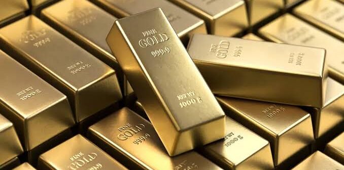 Золото подскочило почти на 3% и приблизилось к $4500: что делать после резкого роста