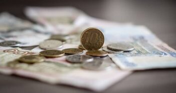 Россиян с доходом менее 45 тысяч рублей предложили считать бедными