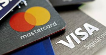 Сбербанк с 1 сентября отключит часть валютных карт Visa