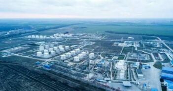 Пожар на Ильском НПЗ потушили: обломки беспилотника, пострадавшие и сирены в Краснодаре