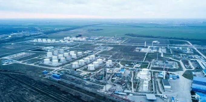 Пожар на Ильском НПЗ потушили: обломки беспилотника, пострадавшие и сирены в Краснодаре