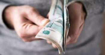 МРОТ в России в 2026 году — 27 093 рубля: сколько это на руки