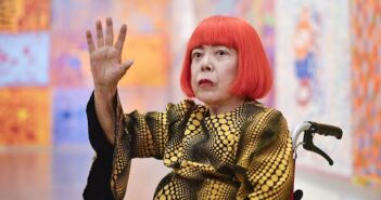 Умерла Яёи Кусама: художнице «бесконечных комнат» было 97 лет
