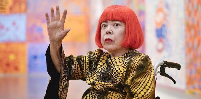 Умерла Яёи Кусама: художнице «бесконечных комнат» было 97 лет