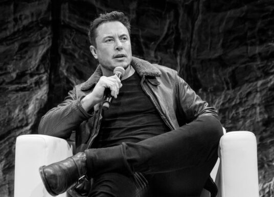 Илон Маск призвал Зеленского уйти на фоне ограничений Starlink